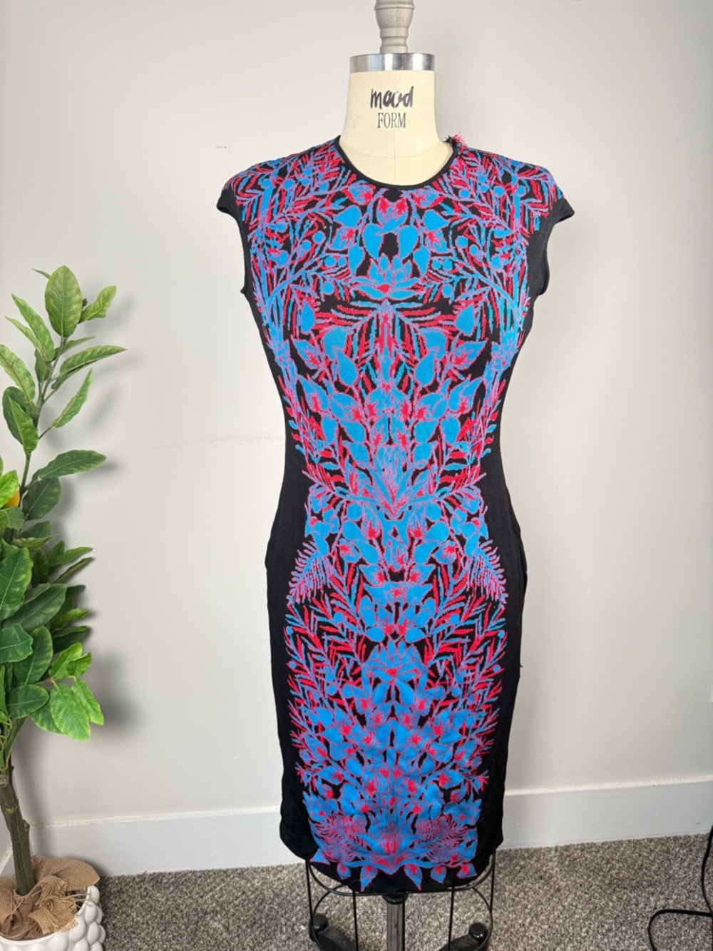 Tadashi Shoji Dress Size M Black Red Blue Print Bodycon Knee Length